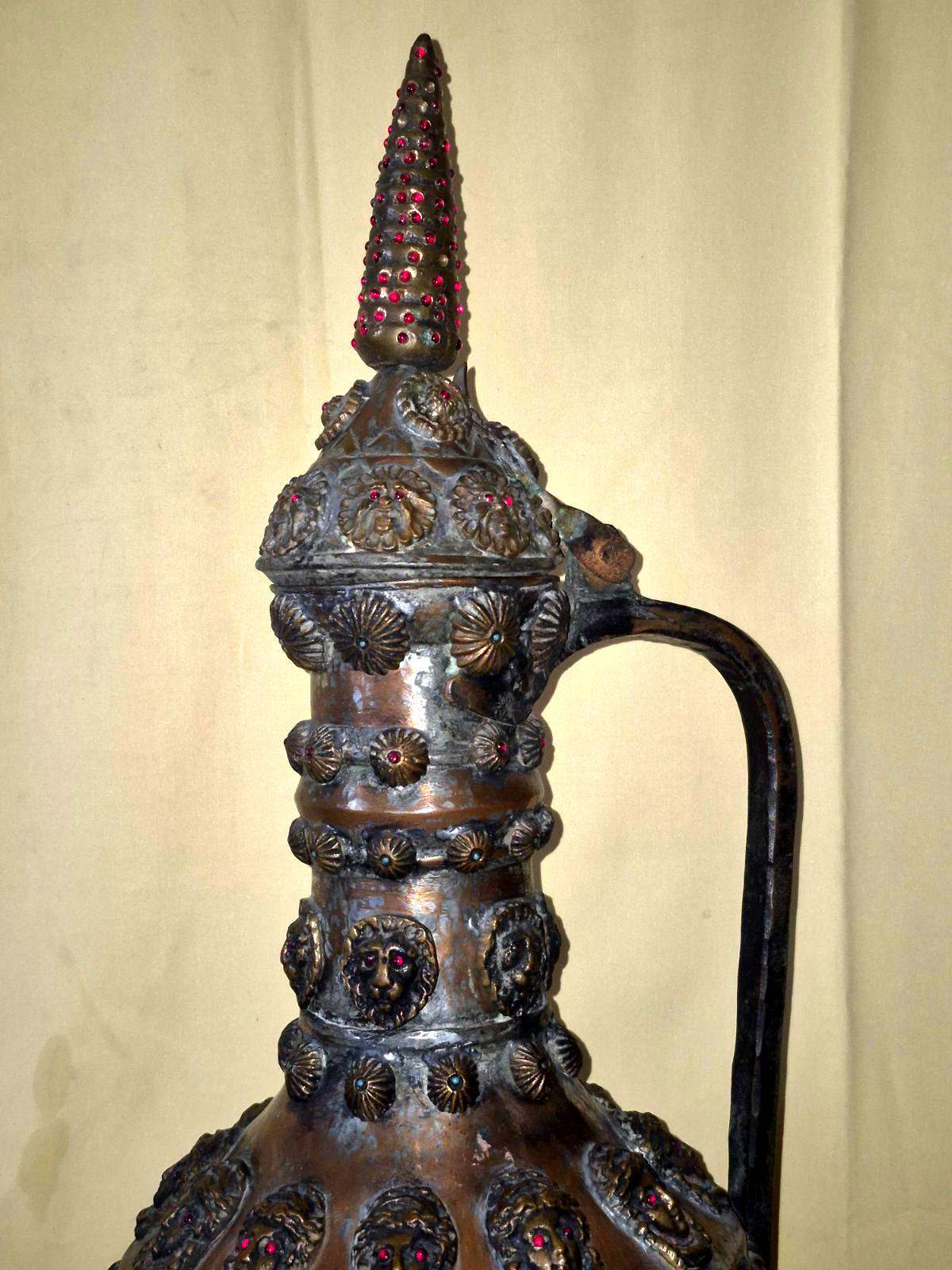 Alte Orientalische Kupferkanne Ewer mit Deckel Reliefdekor Steine Löwen Deko