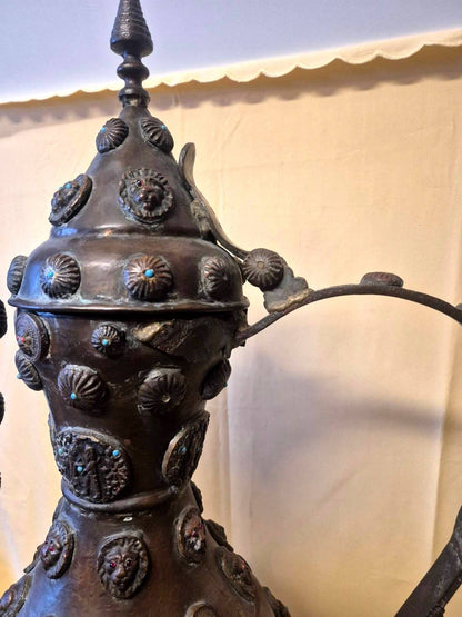 Antike Orientalische Kanne Ewer Kupfer Bronze Reliefdekor Gesichter Edelsteine