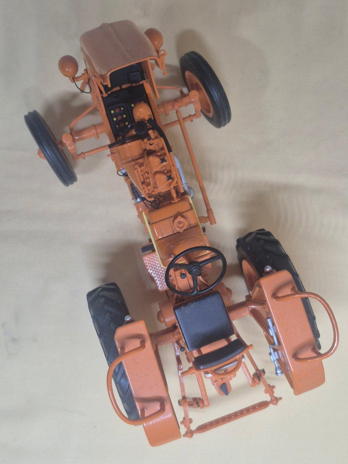 Universal Hobbies Renault D22 1956 Traktor Modell 1:16 Sammlermodell OVP unbesp.