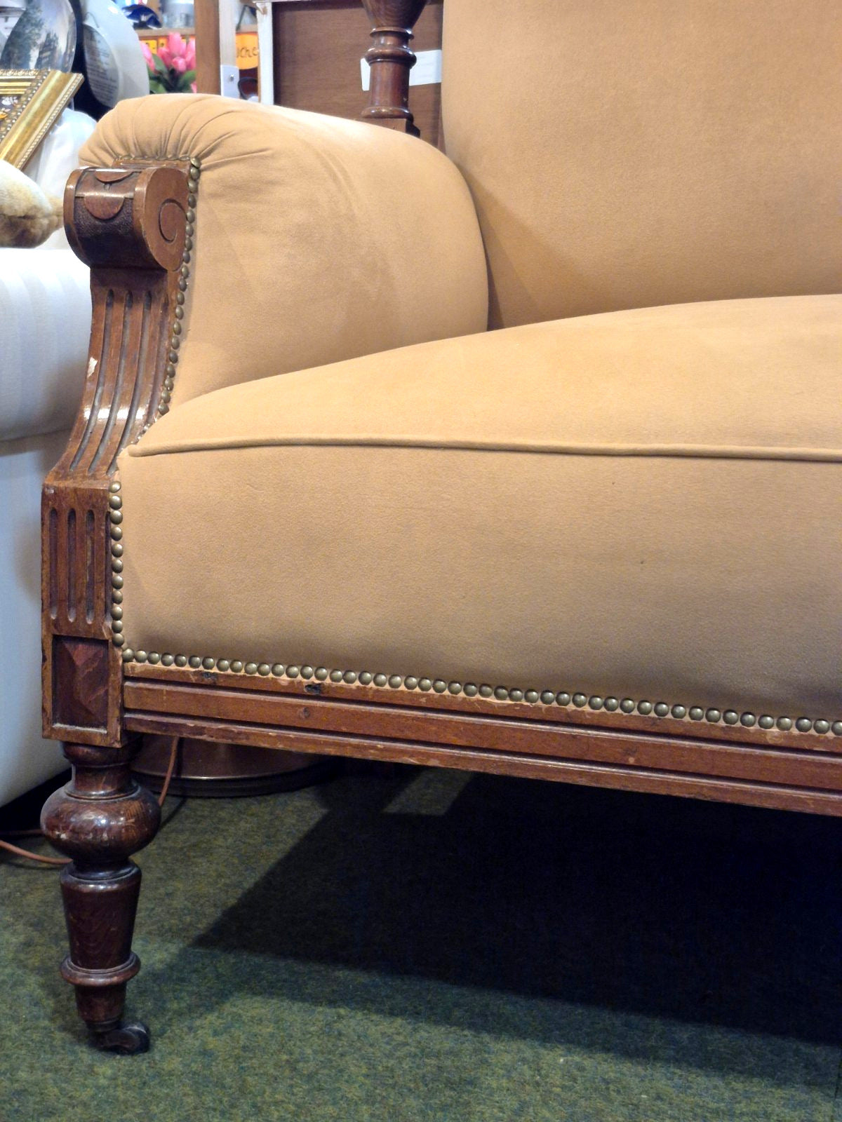 Antikes Gründerzeit Sofa Zweisitzer Nussbaum gedrechselt Nieten Beige ca.1880