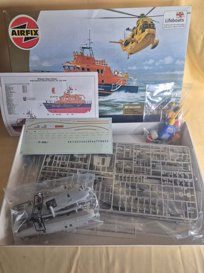 Airfix A98668 RNLI Severn Class Lifeboat + Sea King Helicopter 1:72 Modellbausat