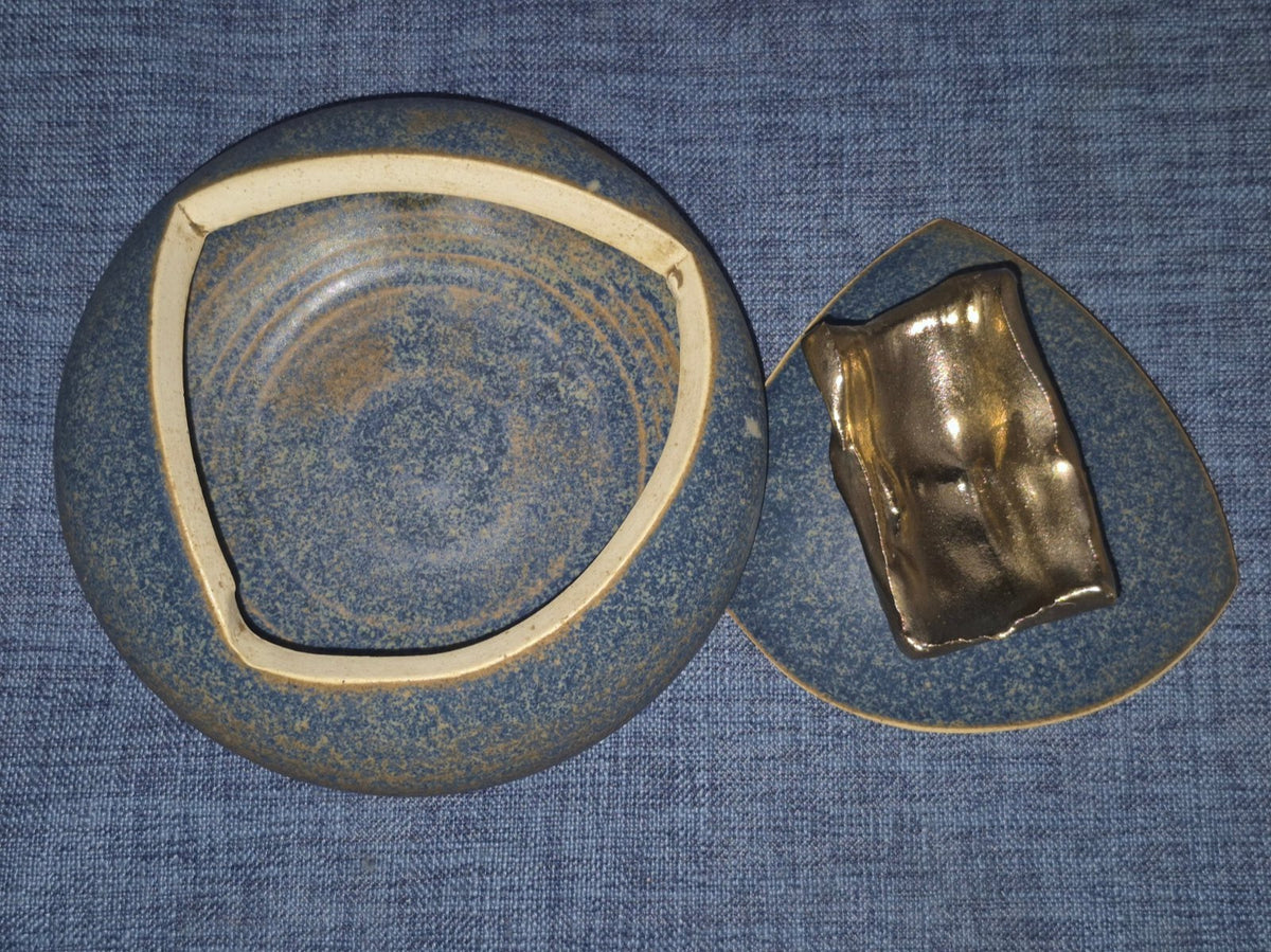 Keramik Deckeldose blau-braun gespenkelt Metallgriff Unikat Studio Vintage