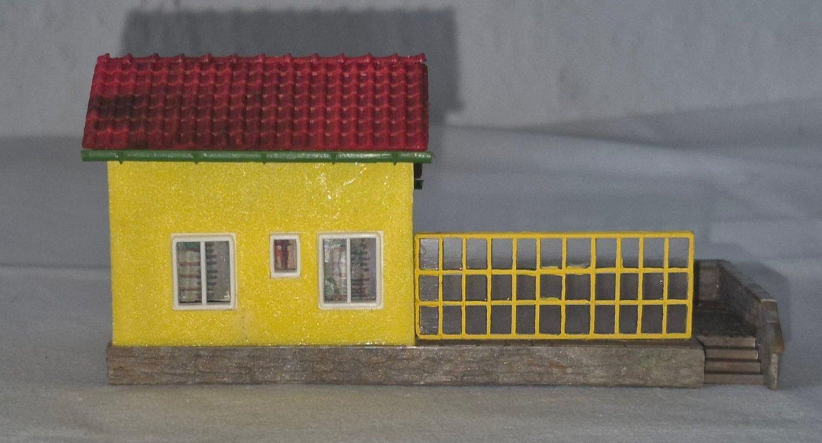 Faller B251 -Modelleisenbahn Ferienhaus H0 gelb rotes Dach Terrasse Wintergarten