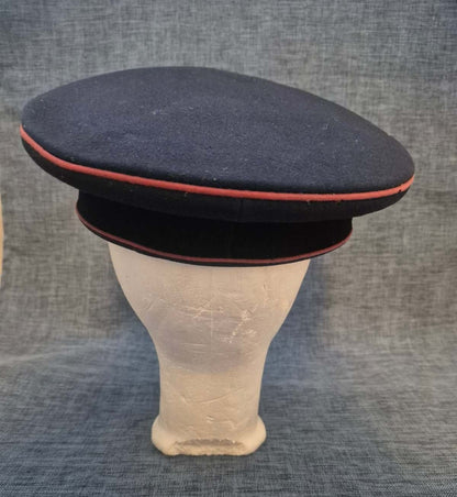 Antike Feuerwehr Schirmmütze C.B. König Altona Uniform Helm Axt Abzeichen selten