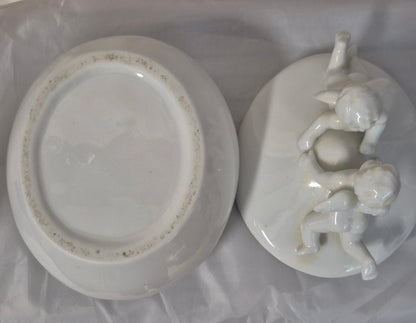 Porzellan Deckeldose weiß Putto Engel Figur Schmuckdose Vintage