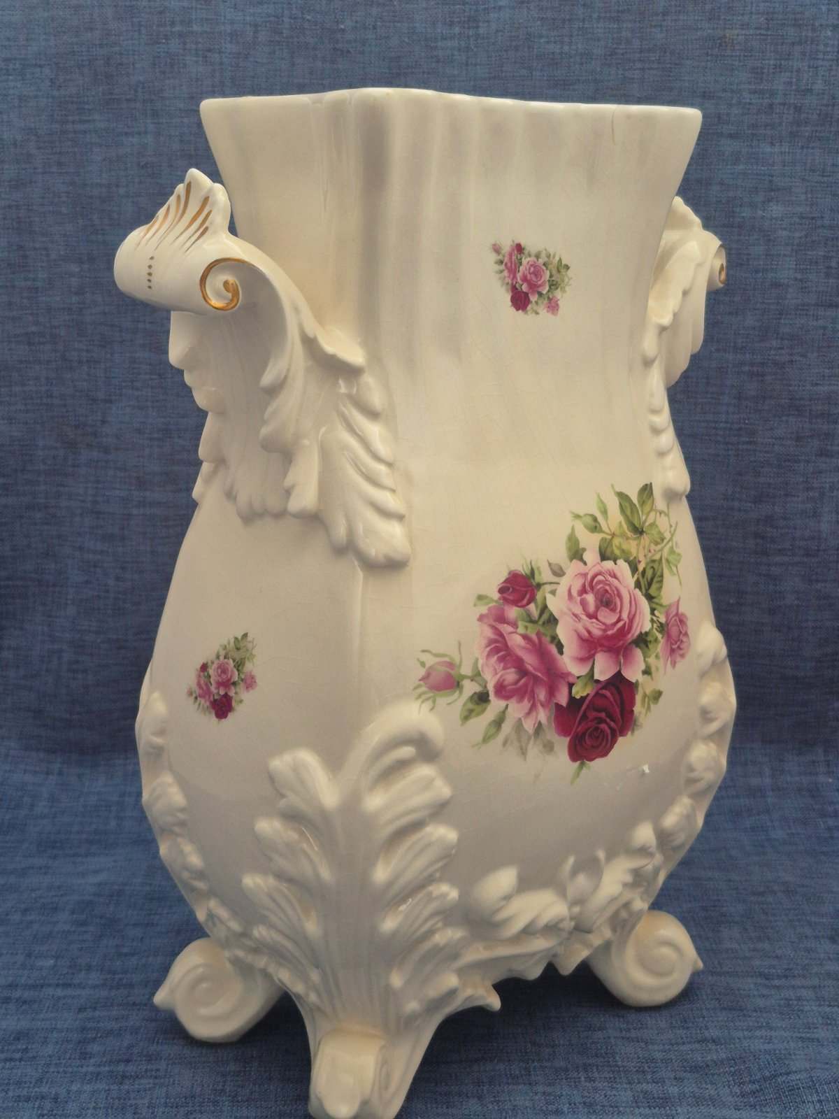 Porzellan Vase Rosendekor Rokoko Stil Henkel Füße Relief Hand Made