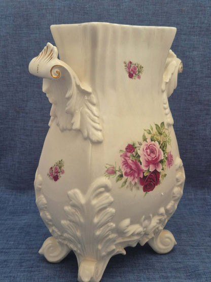 Porzellan Vase Rosendekor Rokoko Stil Henkel Füße Relief Hand Made