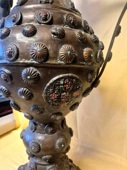 Antike Orientalische Kanne Ewer Kupfer Bronze Reliefdekor Gesichter Edelsteine