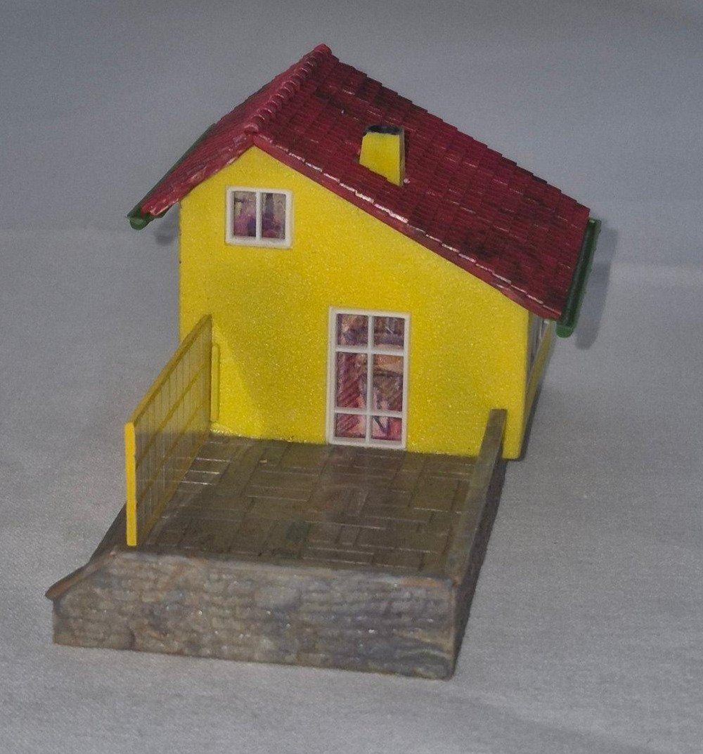 Faller B251 -Modelleisenbahn Ferienhaus H0 gelb rotes Dach Terrasse Wintergarten