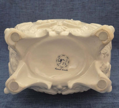 Porzellan Vase Rosendekor Rokoko Stil Henkel Füße Relief Hand Made