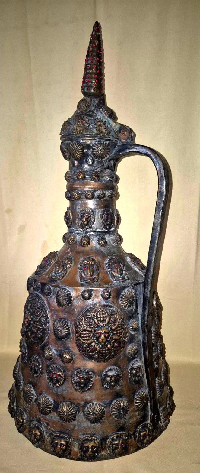 Alte Orientalische Kupferkanne Ewer mit Deckel Reliefdekor Steine Löwen Deko