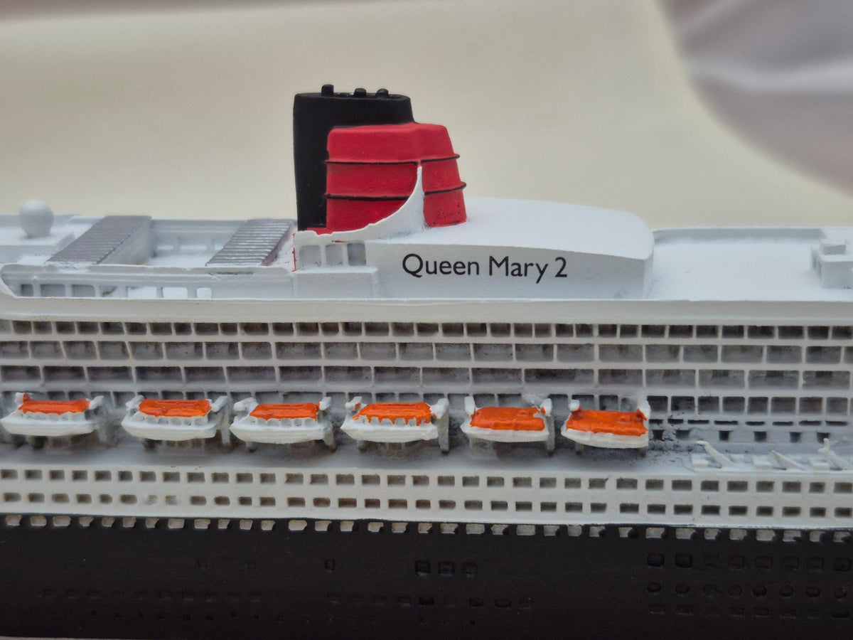 Cunard Queen Mary 2 Schiffsmodell QM2 Kreuzfahrtschiff Vitrine Holzsockel