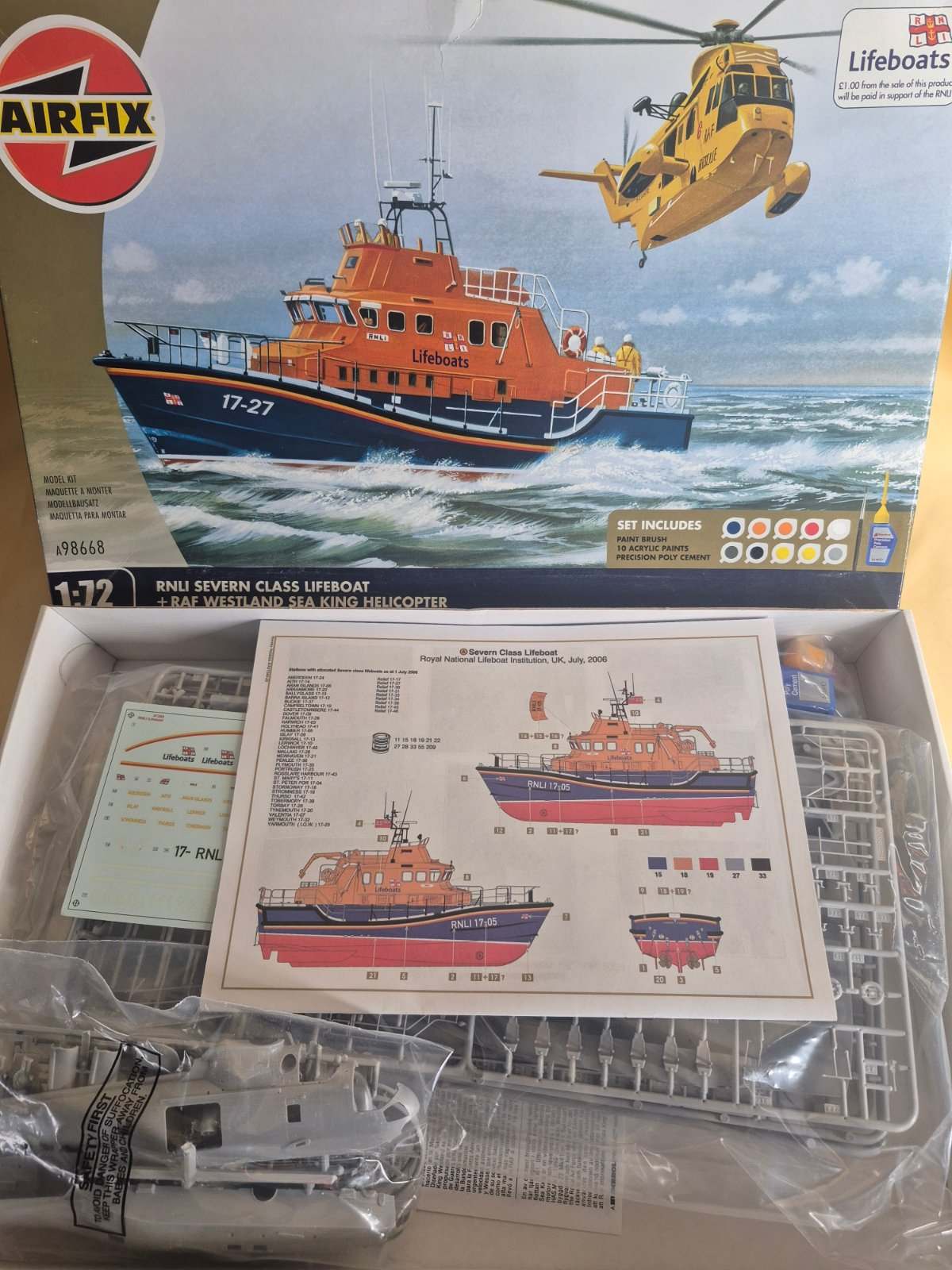 Airfix A98668 RNLI Severn Class Lifeboat + Sea King Helicopter 1:72 Modellbausat