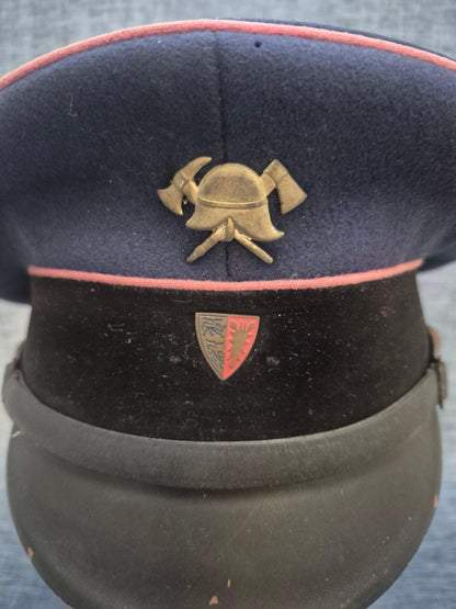 Antike Feuerwehr Schirmmütze C.B. König Altona Uniform Helm Axt Abzeichen selten