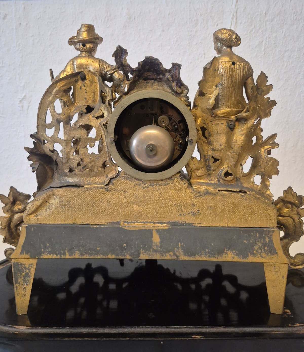 Antike Figurenpendule Kaminuhr vergoldet Bauernpaar 19. Jh. Emaillezifferblatt