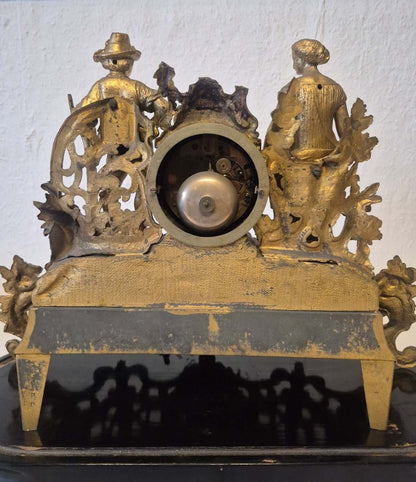 Antike Figurenpendule Kaminuhr vergoldet Bauernpaar 19. Jh. Emaillezifferblatt