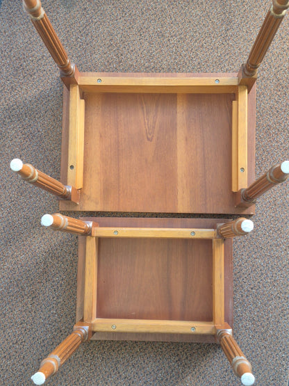 Beistelltische -2er Set Nussbaum Furnier Intarsie gedrechselte Beine -