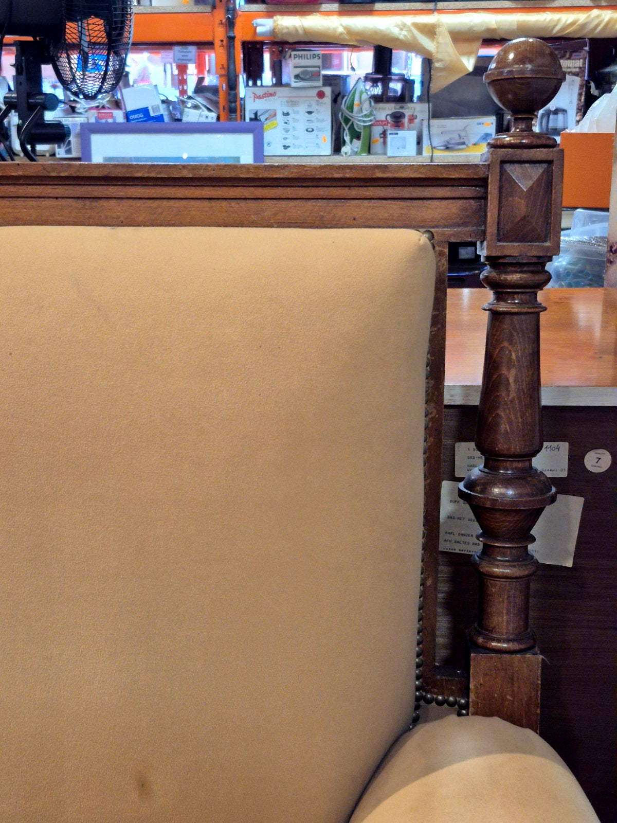 Antikes Gründerzeit Sofa Zweisitzer Nussbaum gedrechselt Nieten Beige ca.1880