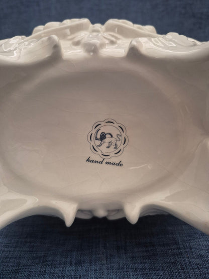 Porzellan Vase Rosendekor Rokoko Stil Henkel Füße Relief Hand Made