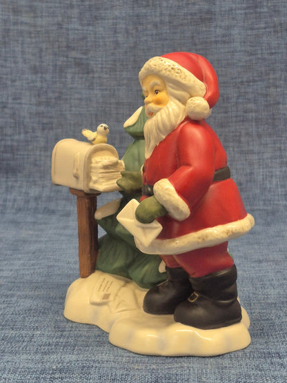 Goebel Weihnacht Figur "Post von weit her" Weihnachtsmann Porzellan