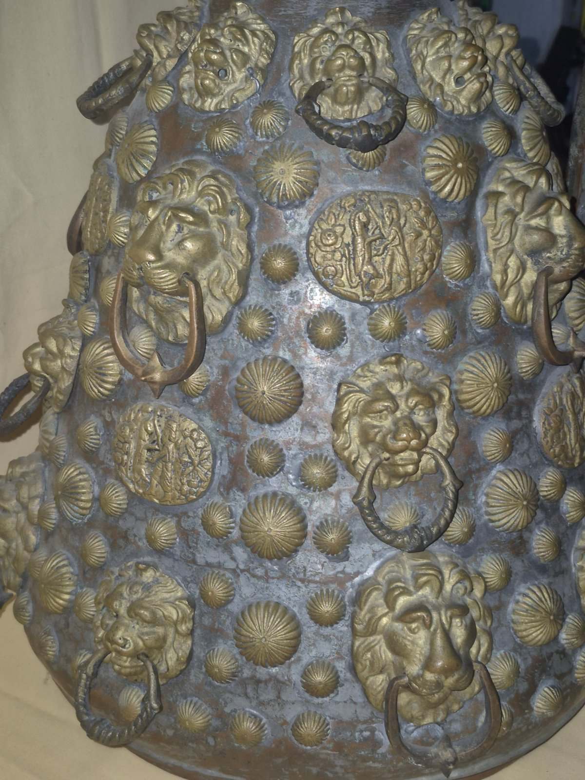 Antike Kupferkanne Ewer Löwenkopf Beschläge Messing Reliefs Historismus groß