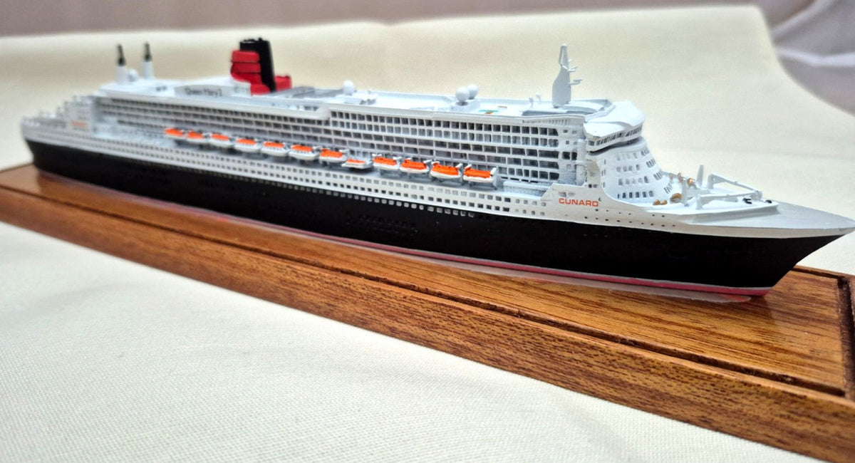 Cunard Queen Mary 2 Schiffsmodell QM2 Kreuzfahrtschiff Vitrine Holzsockel