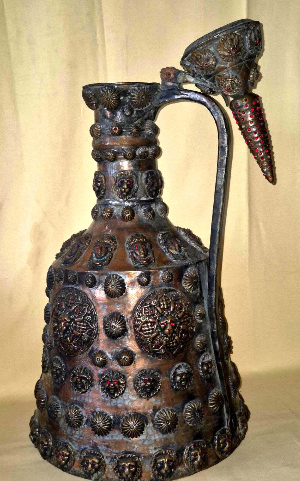 Alte Orientalische Kupferkanne Ewer mit Deckel Reliefdekor Steine Löwen Deko