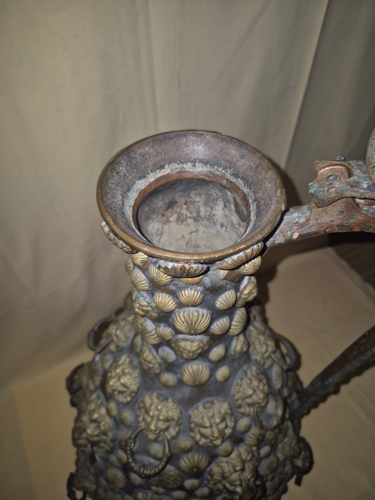 Antike Kupferkanne Ewer Löwenkopf Beschläge Messing Reliefs Historismus groß