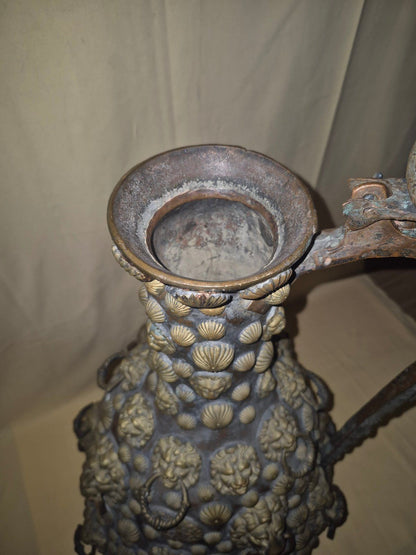 Antike Kupferkanne Ewer Löwenkopf Beschläge Messing Reliefs Historismus groß