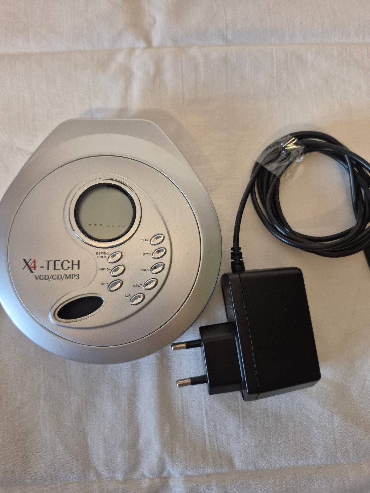 X4-TECH Skywalker Portabler CD MP3 VCD Player mit Netzteil ESP silber