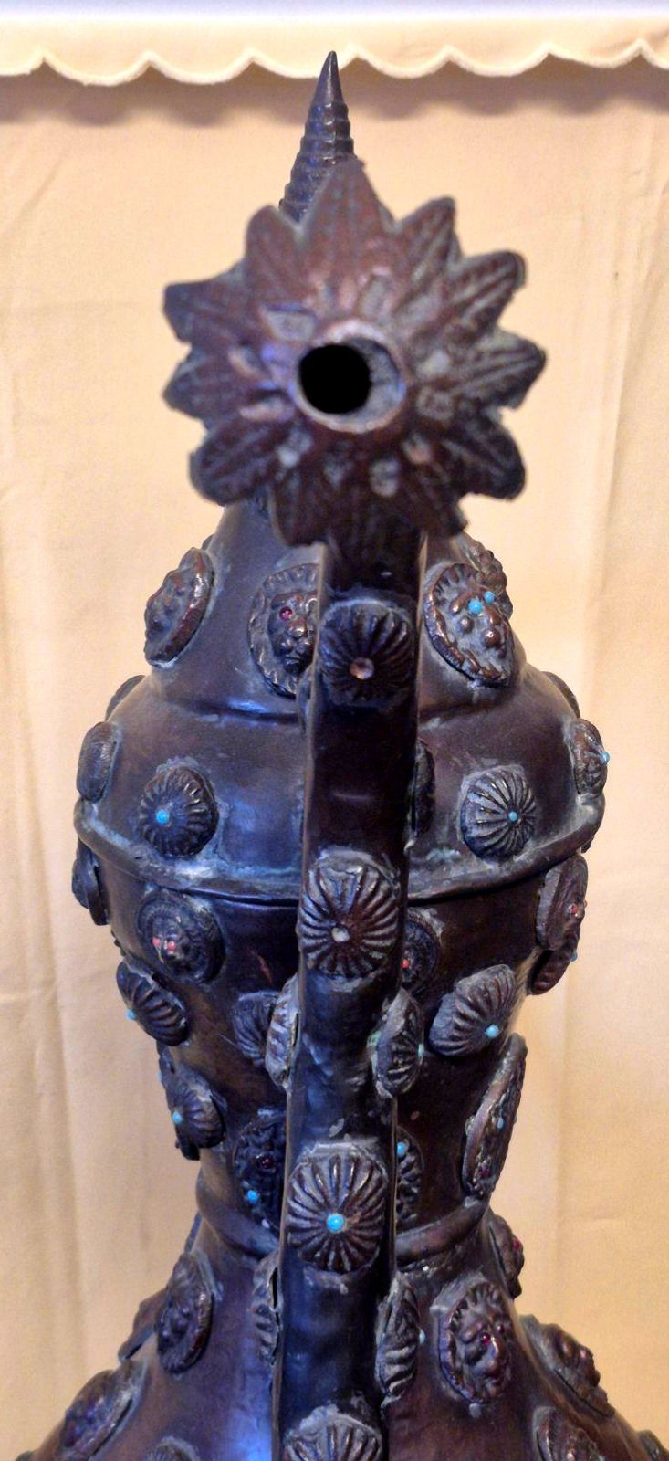 Antike Orientalische Kanne Ewer Kupfer Bronze Reliefdekor Gesichter Edelsteine