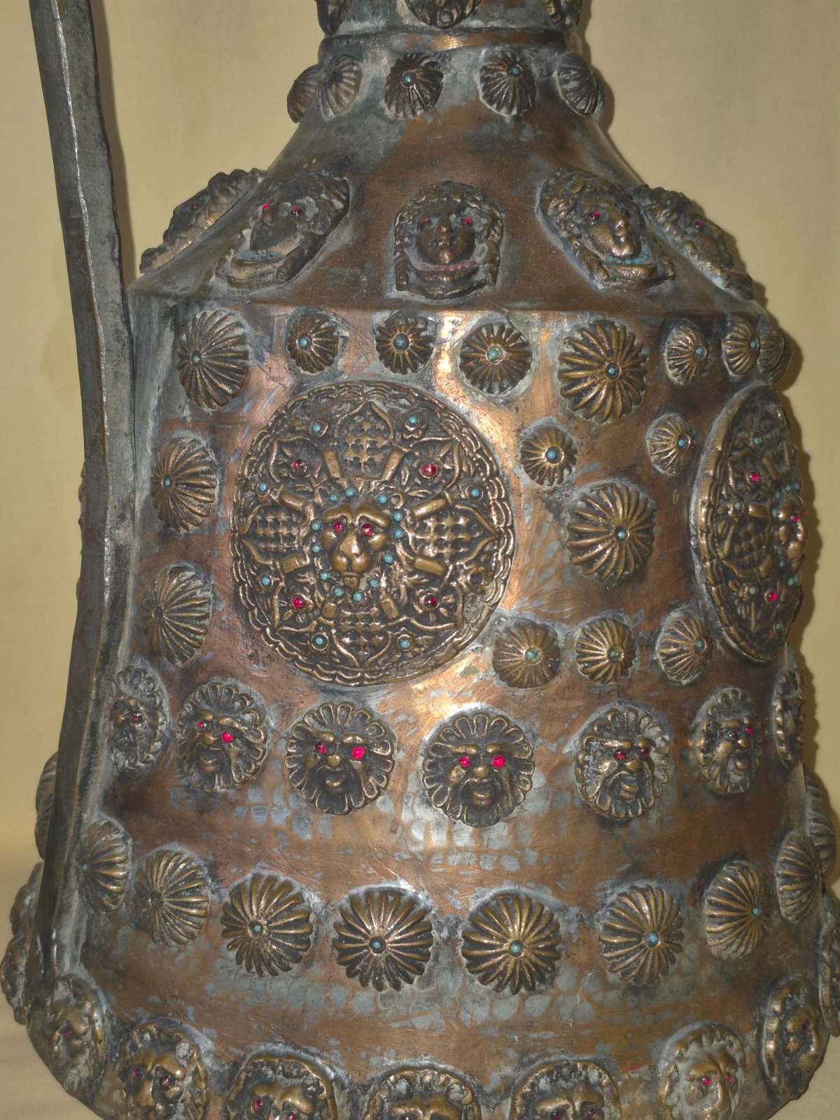 Alte Orientalische Kupferkanne Ewer mit Deckel Reliefdekor Steine Löwen Deko