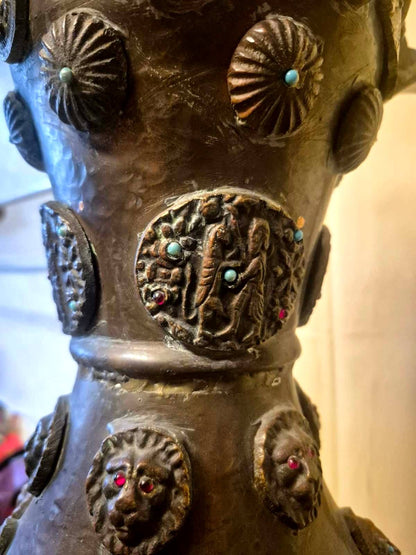 Antike Orientalische Kanne Ewer Kupfer Bronze Reliefdekor Gesichter Edelsteine