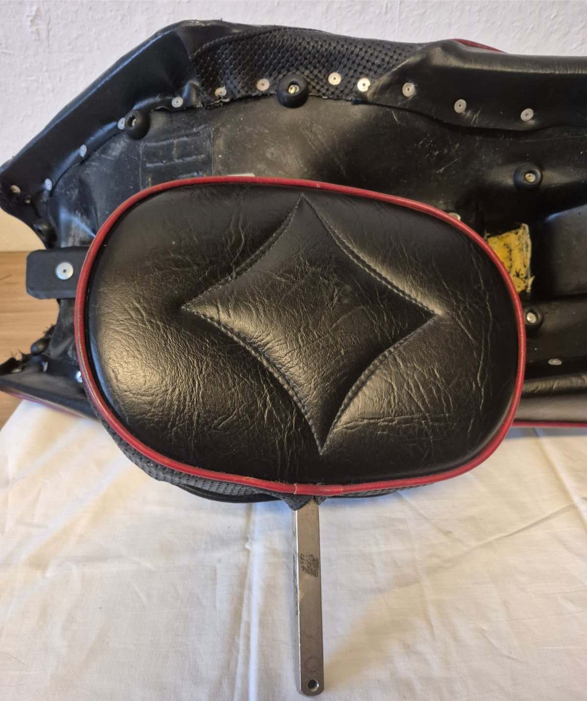 Corbin Motorrad Sitzbank Zweisitzer Soziussitz Leder schwarz rot Lehne 1993